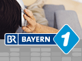 Ein Mann mit Kopfhrern, Logo Bayern 1 Audio