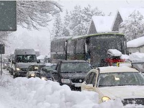 Der Verkehr in Garmisch-Partenkirchen staut sich wegen des Schneefalls.