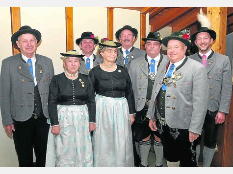 Langjährige Trachtler ehrten Gauvorstand Josef Ponholzer (r.), sein Vize Hans Hagn (3.v.l.) und „Georgenstoana“-Vereinsvorstand Franz Thalhammer (3.v.r.) bei der Frühjahrsversammlung: (v.l.) Franz Sexl sen., Maria Stockinger, Ursula Huber, Manfred Stockinger und Hans Huber. Foto: big