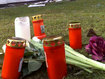 Anwohner und Freunde haben Kerzen und Blumen vor Lenas Haus niedergelegt.