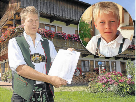 Es scheint, als ob die Lederhose mitgewachsen ist: Florian als kleiner Bub und heute mit dem Zeugnis in der Hand, das damals für so viel Aufregung gesorgt hat. Sein Bairisch hat sich der heute 19-Jährige, der in seinem Heimatort Otterfing Mitglied unter anderem beim Burschen-, Schützen- und Trachtenverein sowie der Feuerwehr ist, natürlich nicht abgewöhnt.