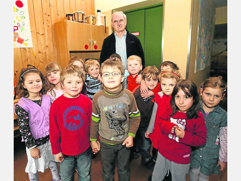 „Wer weiß, was a Guadnochtbussi ist? Brauchtumspfleger Franz Bader aus Markt Schwaben und seine Bairisch-Schüler im „Poinger Kinderland“. foto: dziemballa