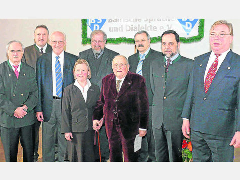 Den Sprachlöwen erhielt Wolfgang Johannes Bekh (M.). Ihm gratulierten (v. l.) Franz Bader, Hans Wiesmaier, Ehefrau Theresia, Hartwig Sattelmair, Reinhold Föckersperger, Ludwig Kirmair, Martin Bauer und Alois Unertl. F.: gse