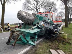 Bagger fällt von Tieflader: Frau (44) schwerst verletzt