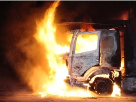 Zugmaschine brennt auf A 95 völlig aus