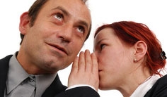 © gradt - Fotolia.com Eine Frau flüstern einem Mann etwas ins Ohr